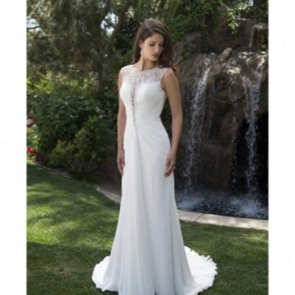 Sample Plunging Wedding Dress, Ivory Sz 4, Reg $2499, Sexy Fit & Flare & Light - Picture 2 of 4